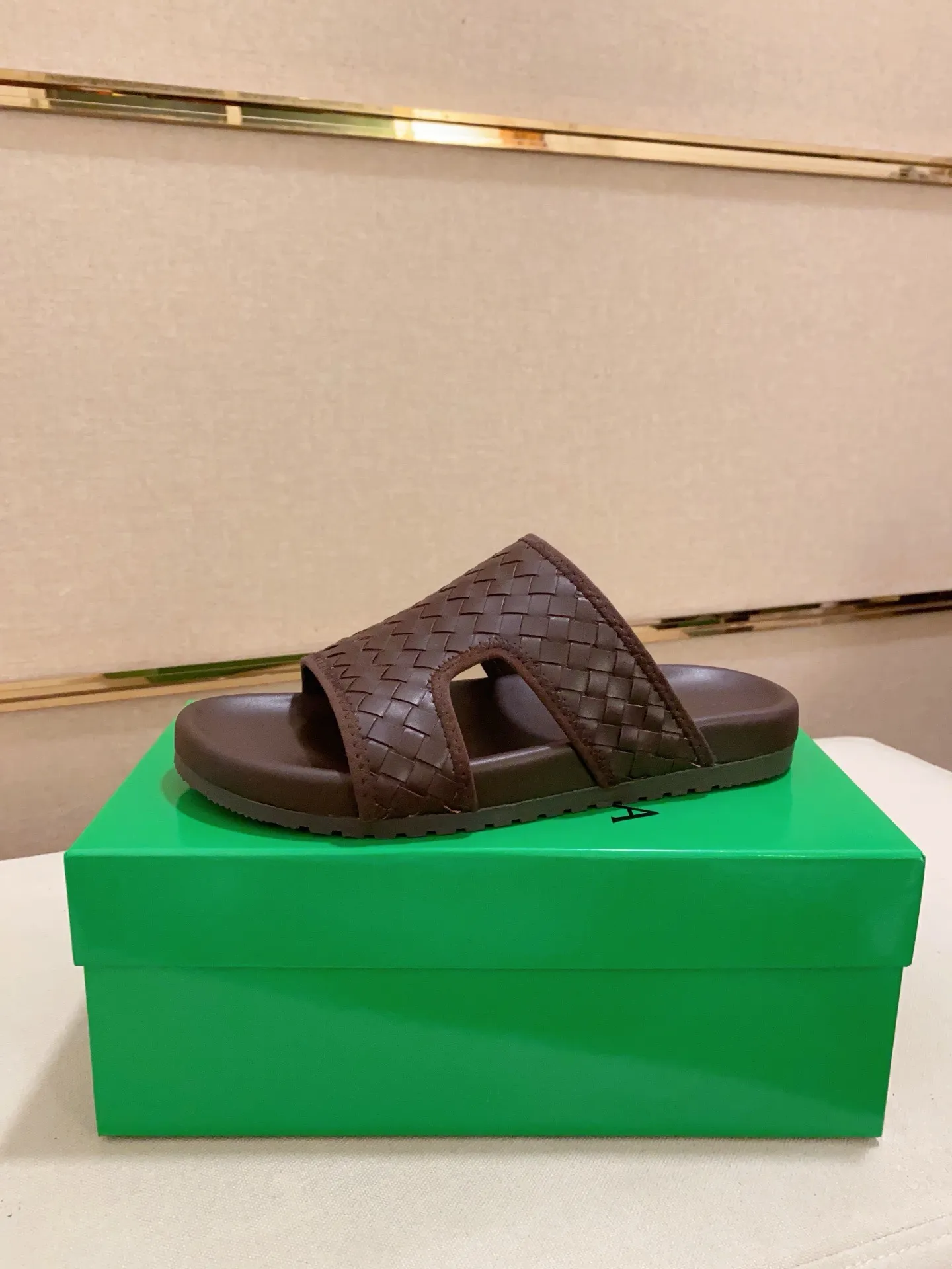 Men's shoes 💰: 320💰[BV~Bottega Veneta] Trendy new slippers are on the market. Same style as the official website. Counter quality [strong][strong][strong] Selected cow patent leather weaving. High-end atmosphere. Very cost-effective. Original wear-resistant rubber outsole. Fine workmanship. The upper layer of materials is used. The quality is visible. Shoe size 38-45.